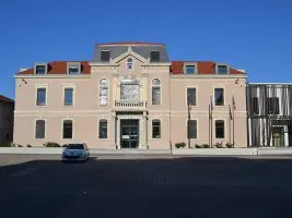 à l'intérieur du bâtiment