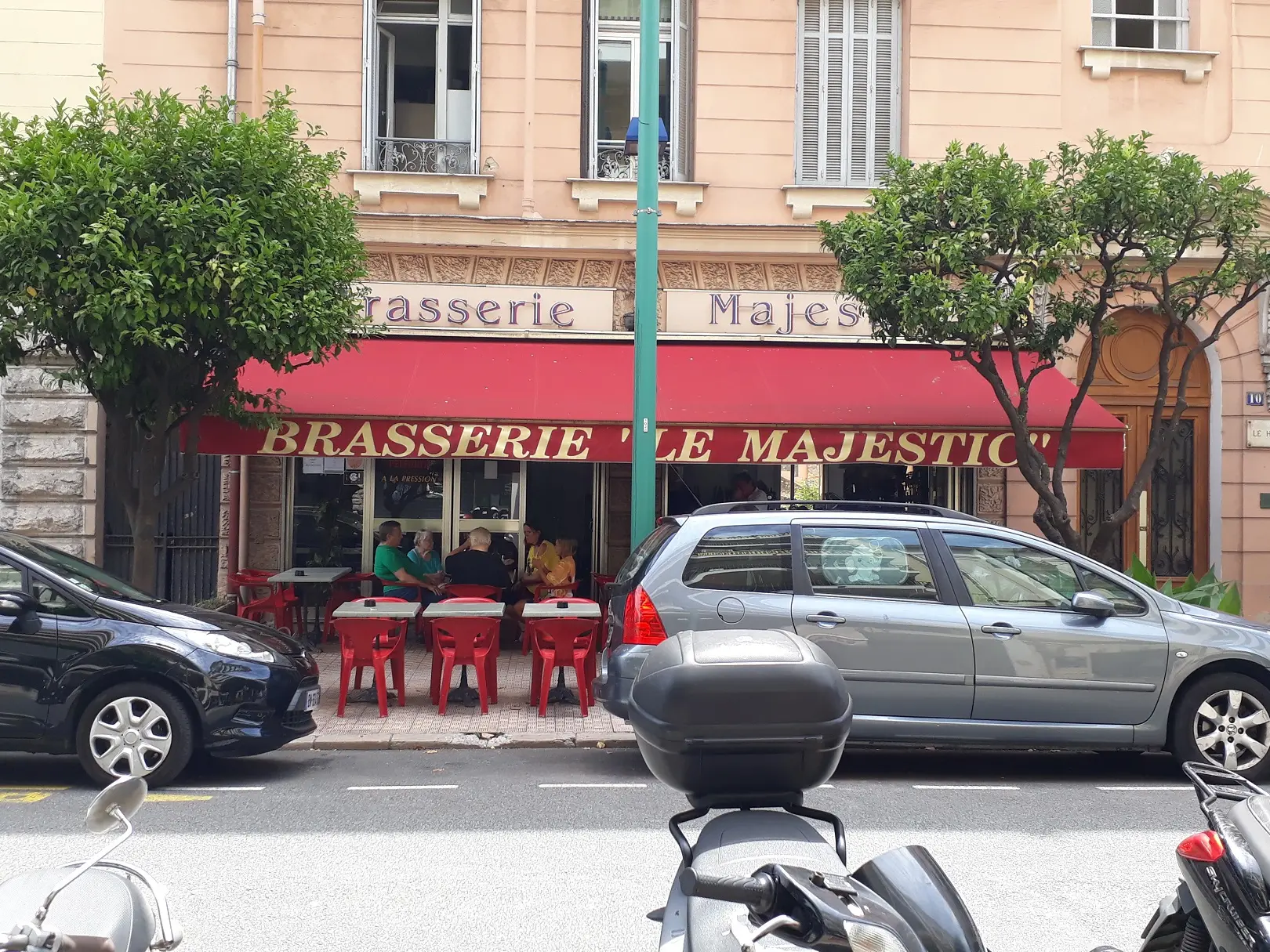 Façade de la brasserie Le Majestic