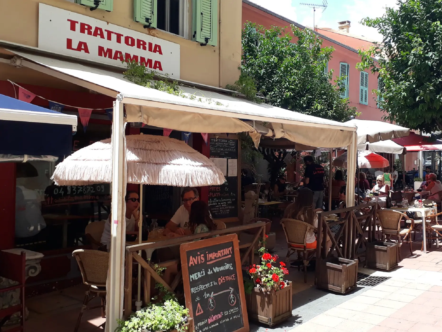 Terrasse et entrée du restaurant