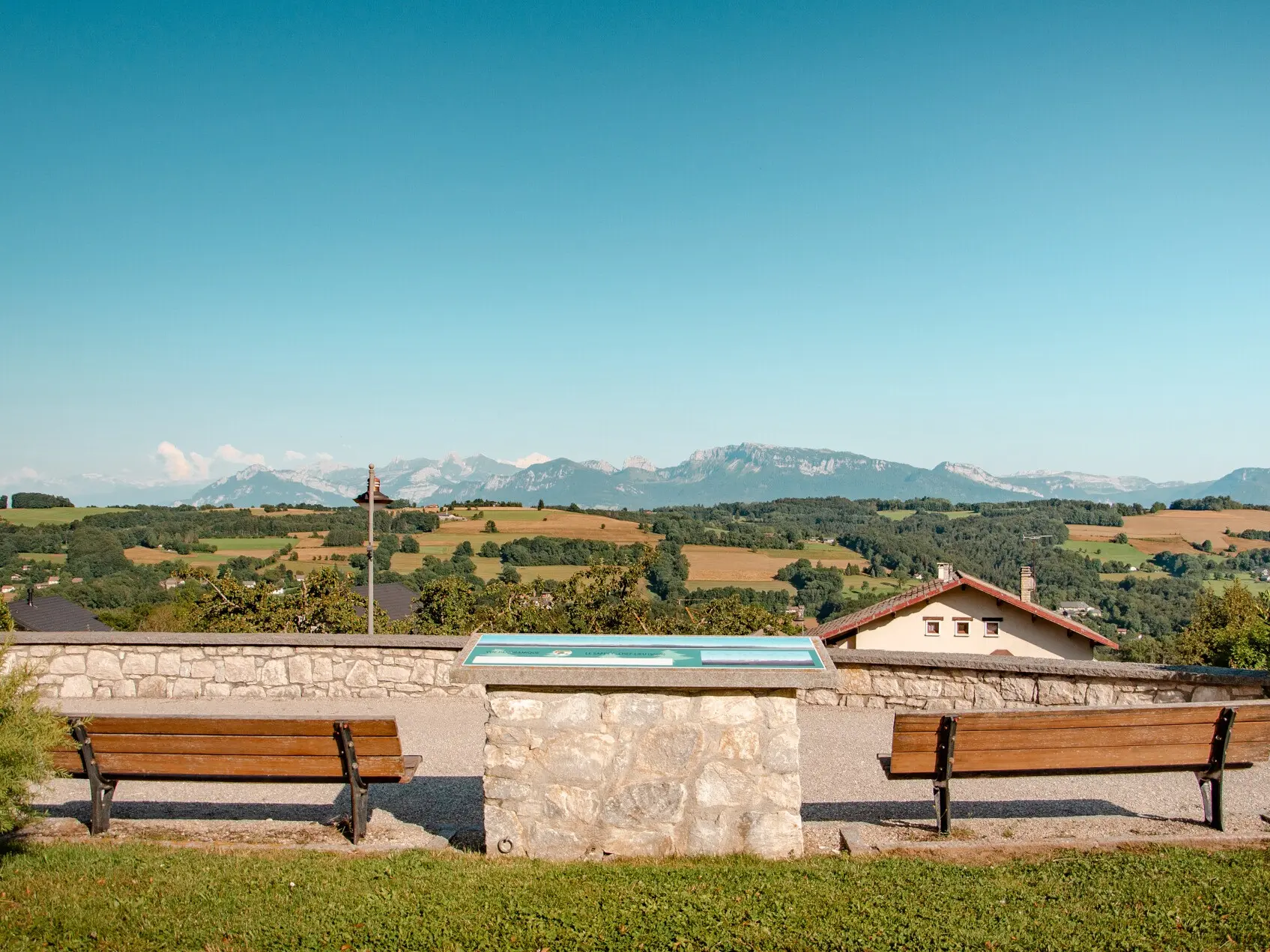 Panorama sur le massif des Bornes et le Mont Blanc depuis Le Sappey