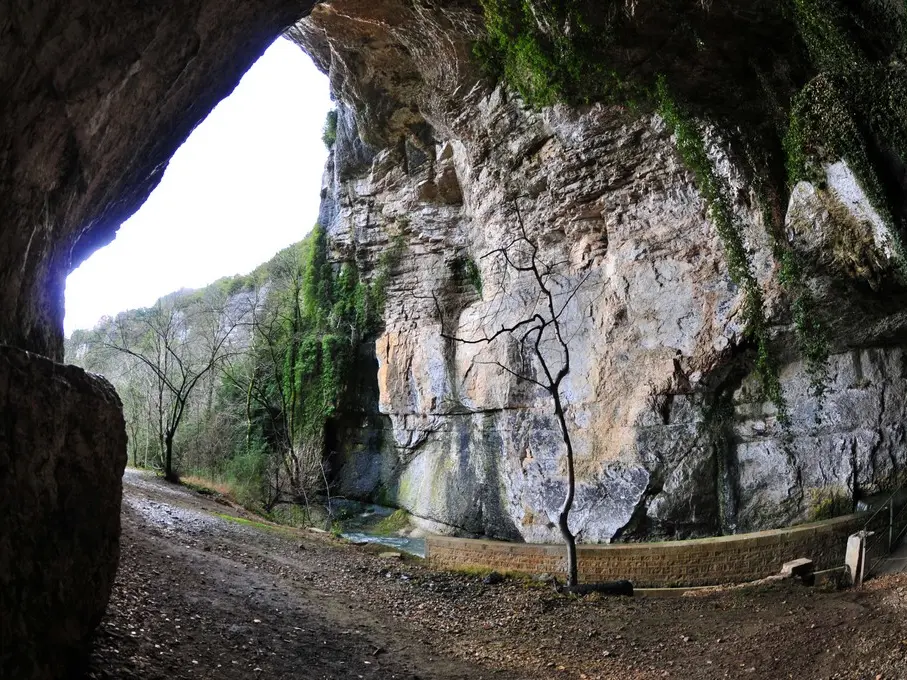 Porche de la grotte de Corveissiat