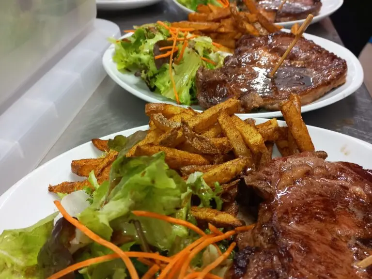 Assiette avec pièce du boucher et frites