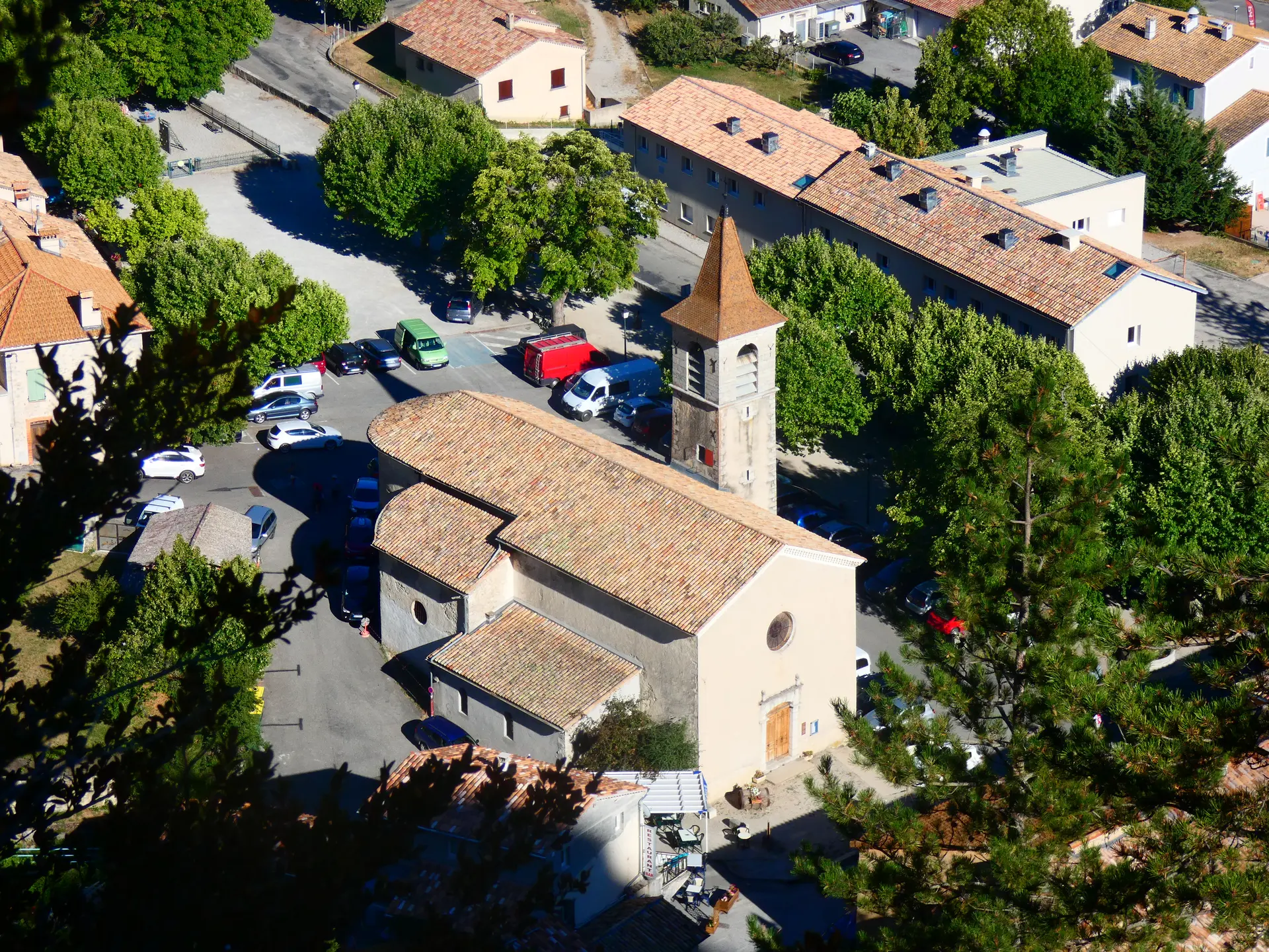 Eglise Saint-Julien depuis le GR 946