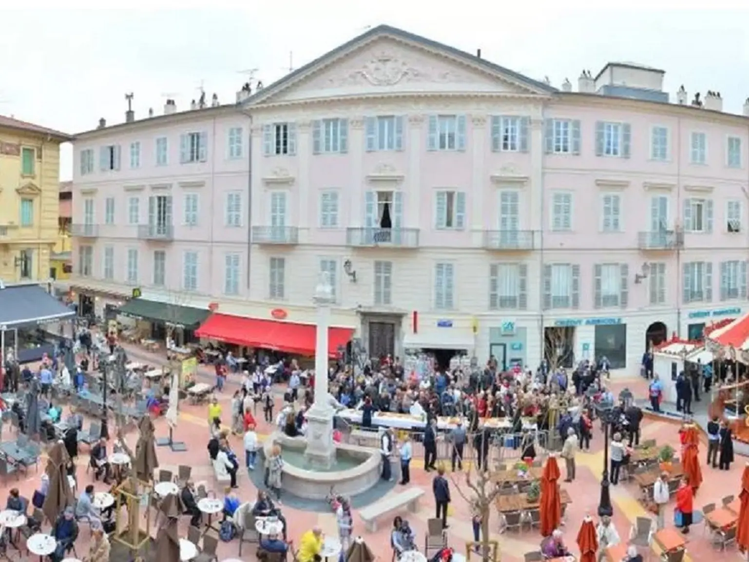 Place Clémenceau et l'hôtel Trenca de Monléon