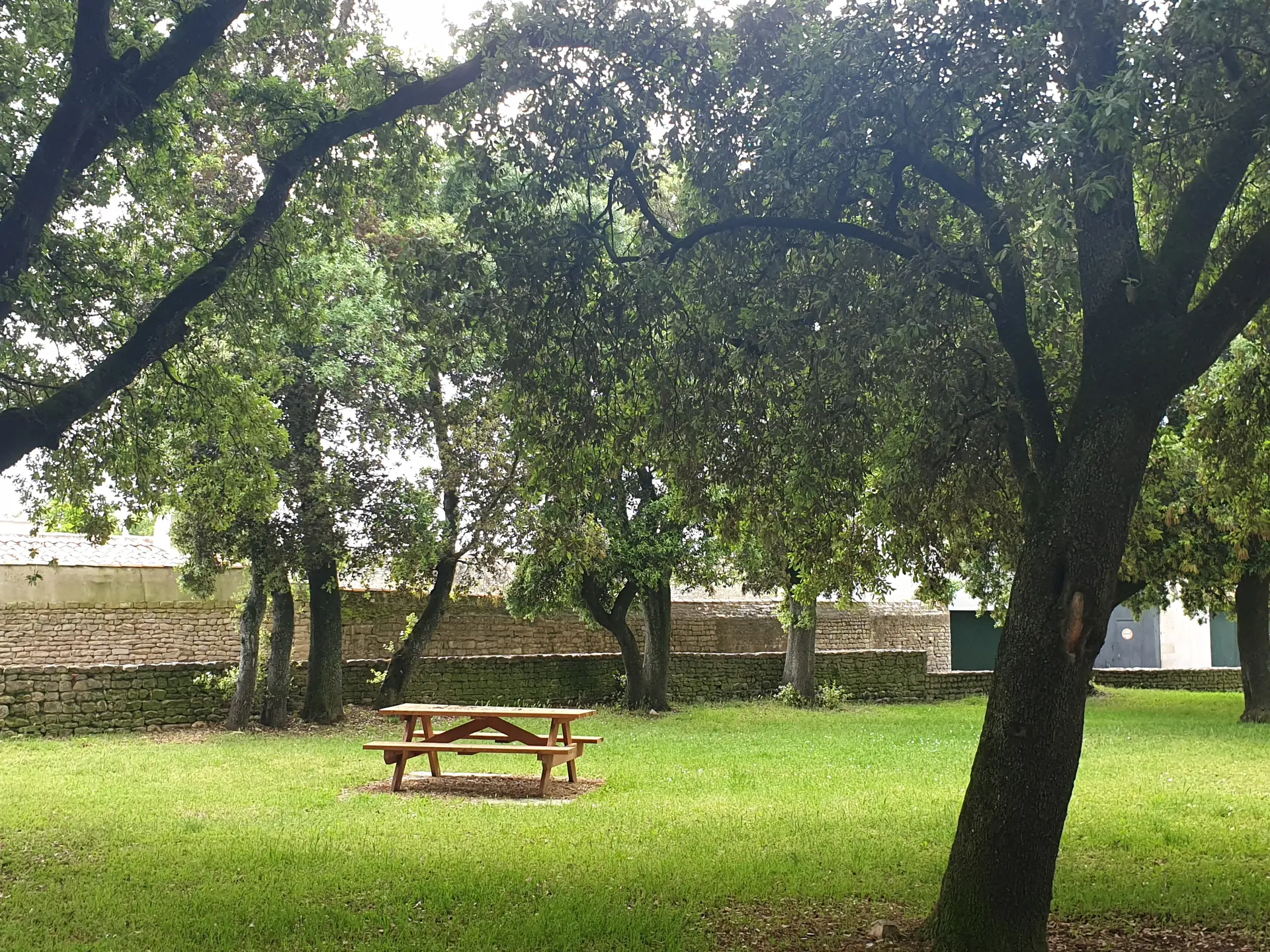 Table de pique nique au Clos Biret