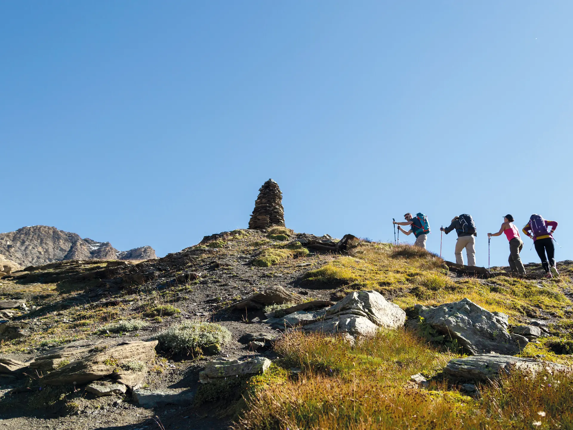 Groupe de randonneurs en plein soleil