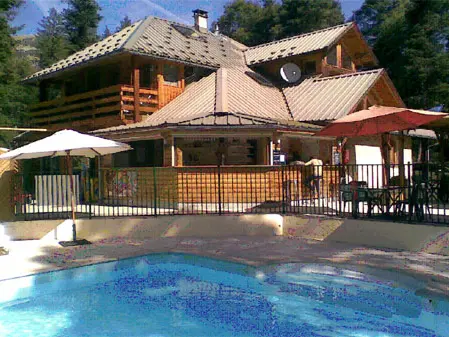 bar et piscine Camping les Relarguiers Beauvezer