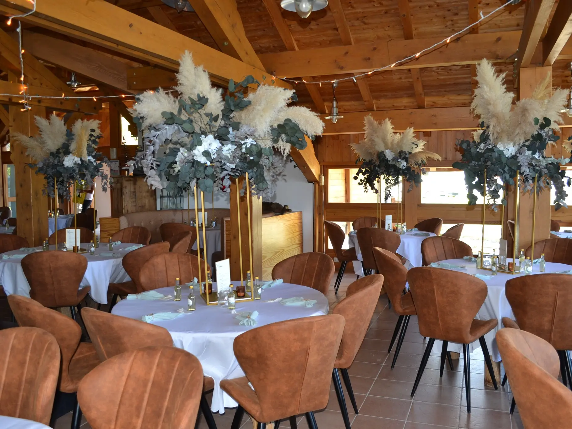 SAlle de restaurant evec tables ronde et décoration de mariage