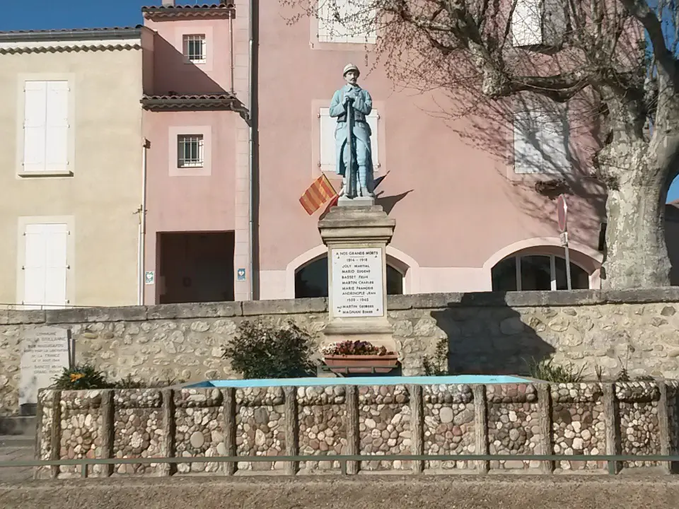 Stèle des Maquisards à gauche du Monument aux Morts