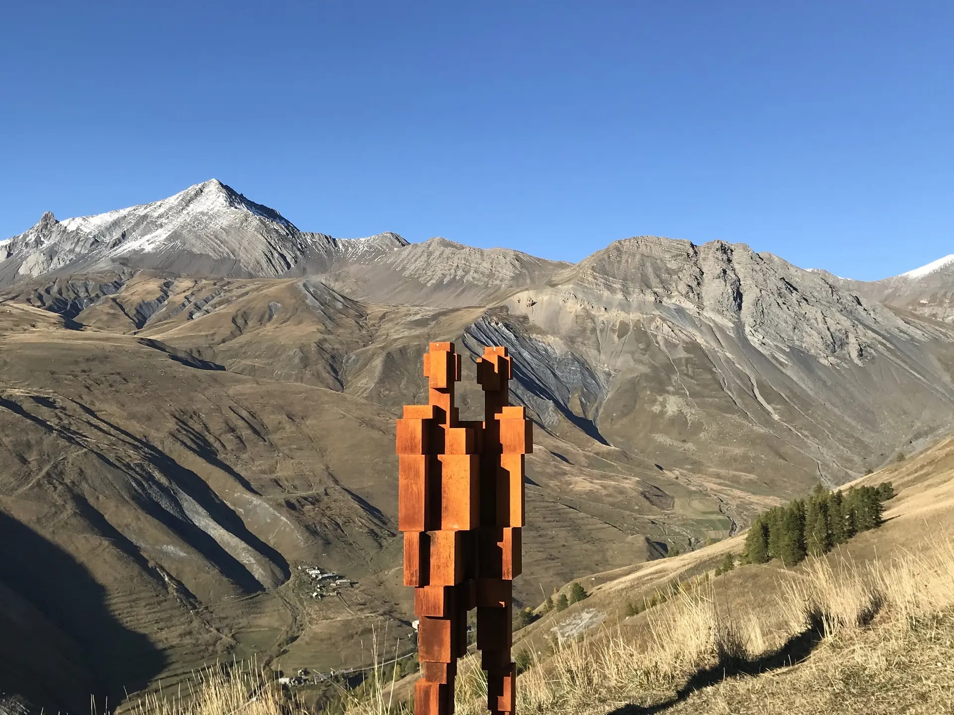 La statue créée par Antony Gormley et commandée par l'association BRUUUR