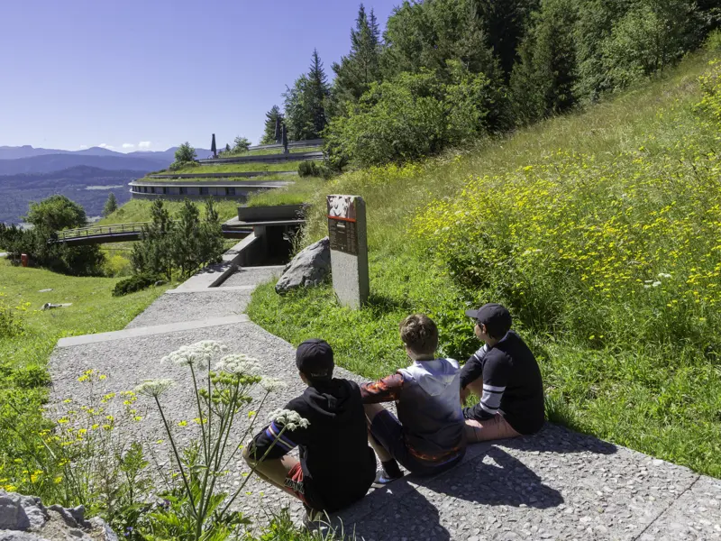 Au coeur du Vercors, le mémorial de la Résistance est un site unique. Edifié à 1300m d'altitude, il offre un panorama imprenable sur la plaine de Vassieux et le massif du Vercors. L'architecture contemporaine du mémorial et le parcours de visite immersif, sonore et visuel, vous plongent au cœur de l’histoire de la Résistance dans le Vercors. La découverte du mémorial de la Résistance permet de ressentir les émotions qui ont animé les femmes et les hommes qui se sont engagés. Un cheminement pour apprendre, comprendre et se questionner sur nos valeurs contemporaines.