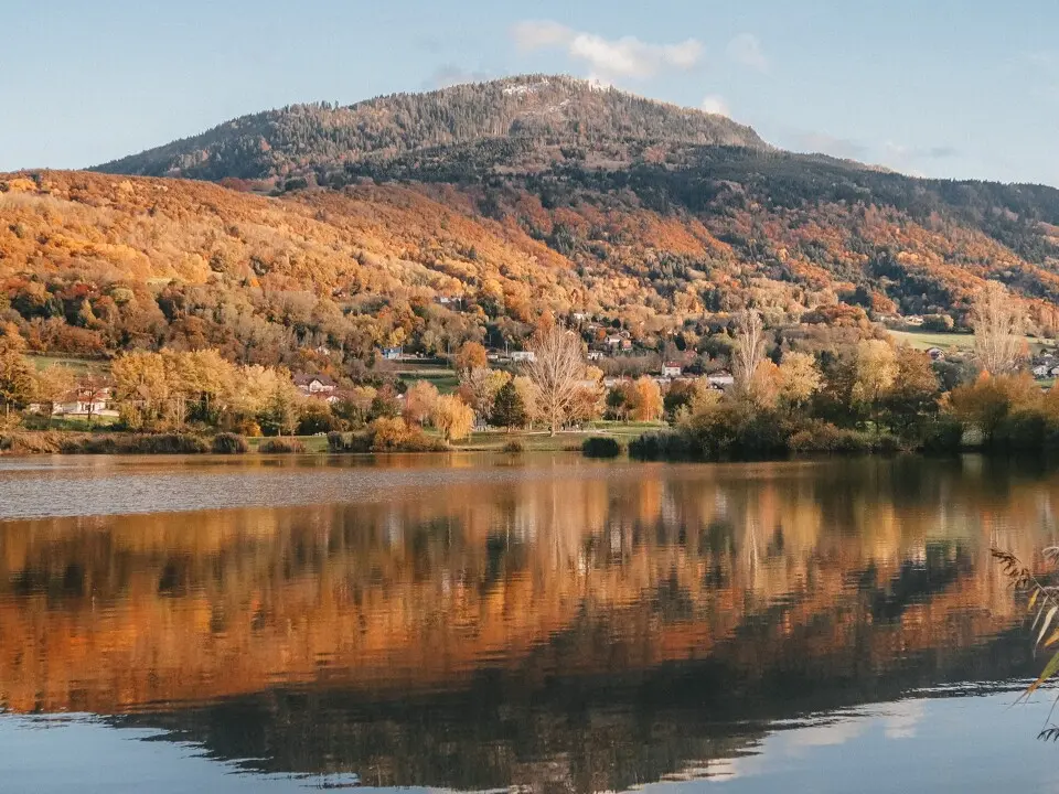 Vue sur les Voirons depuis le lac de Machilly