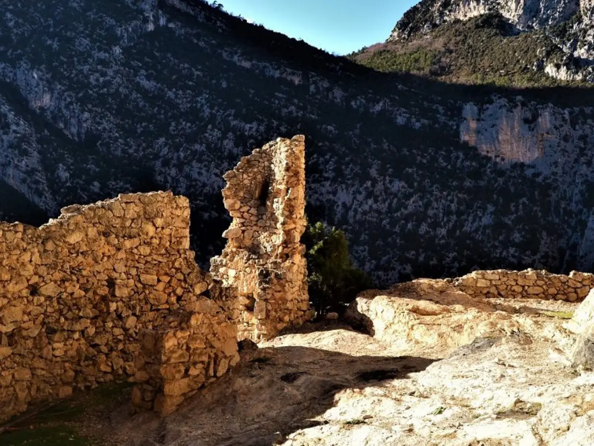 ouvrage défensif qui daterait du 14è siècle. On l'appelle aussi le Chateau d'Aiglun