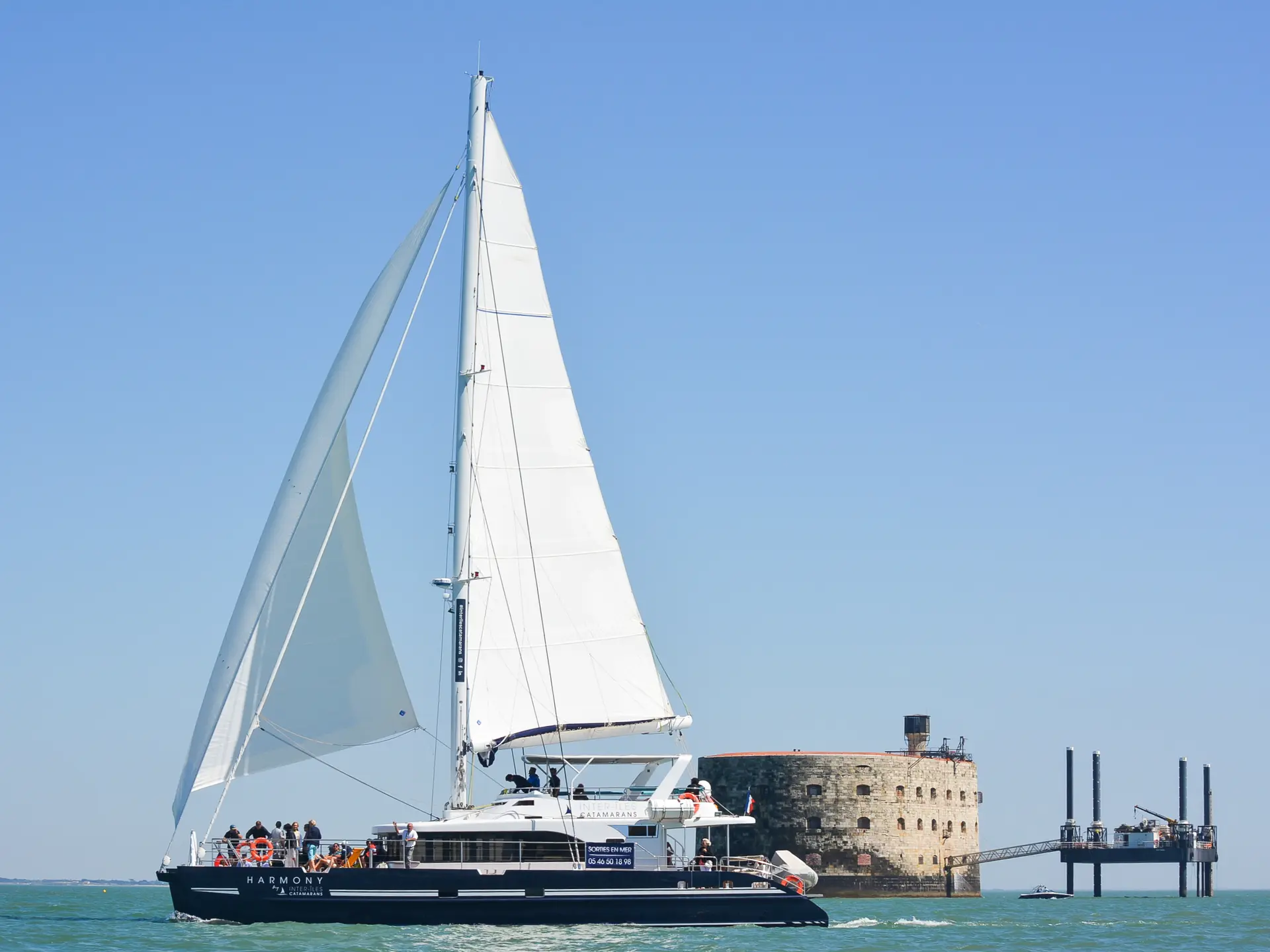 Le catamaran devant le Fort Boyard.