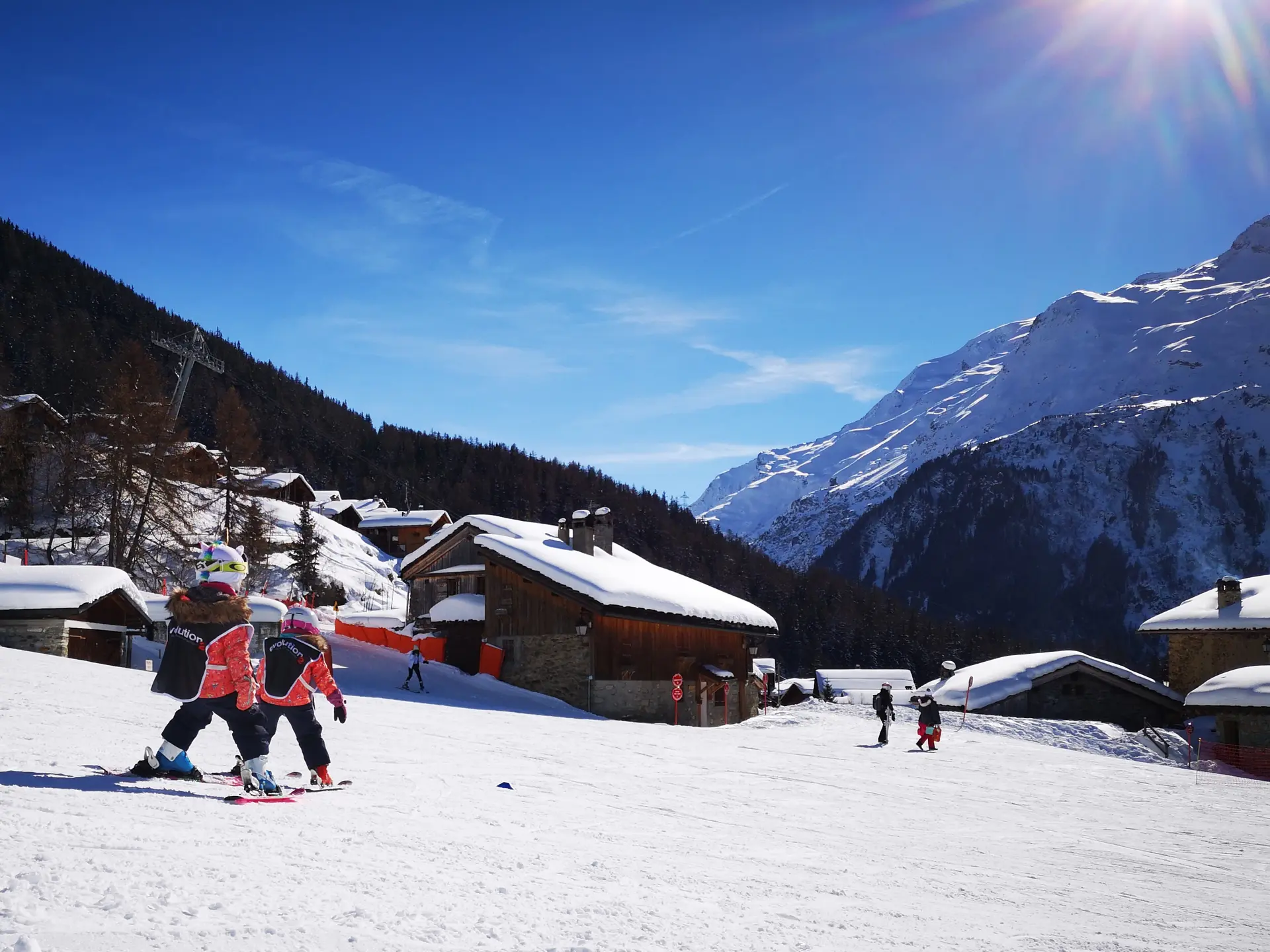 Groupe du Panda Club en plein cours sur le front de neige de la station de Sainte Foy Tarentaise sous un beau soleil