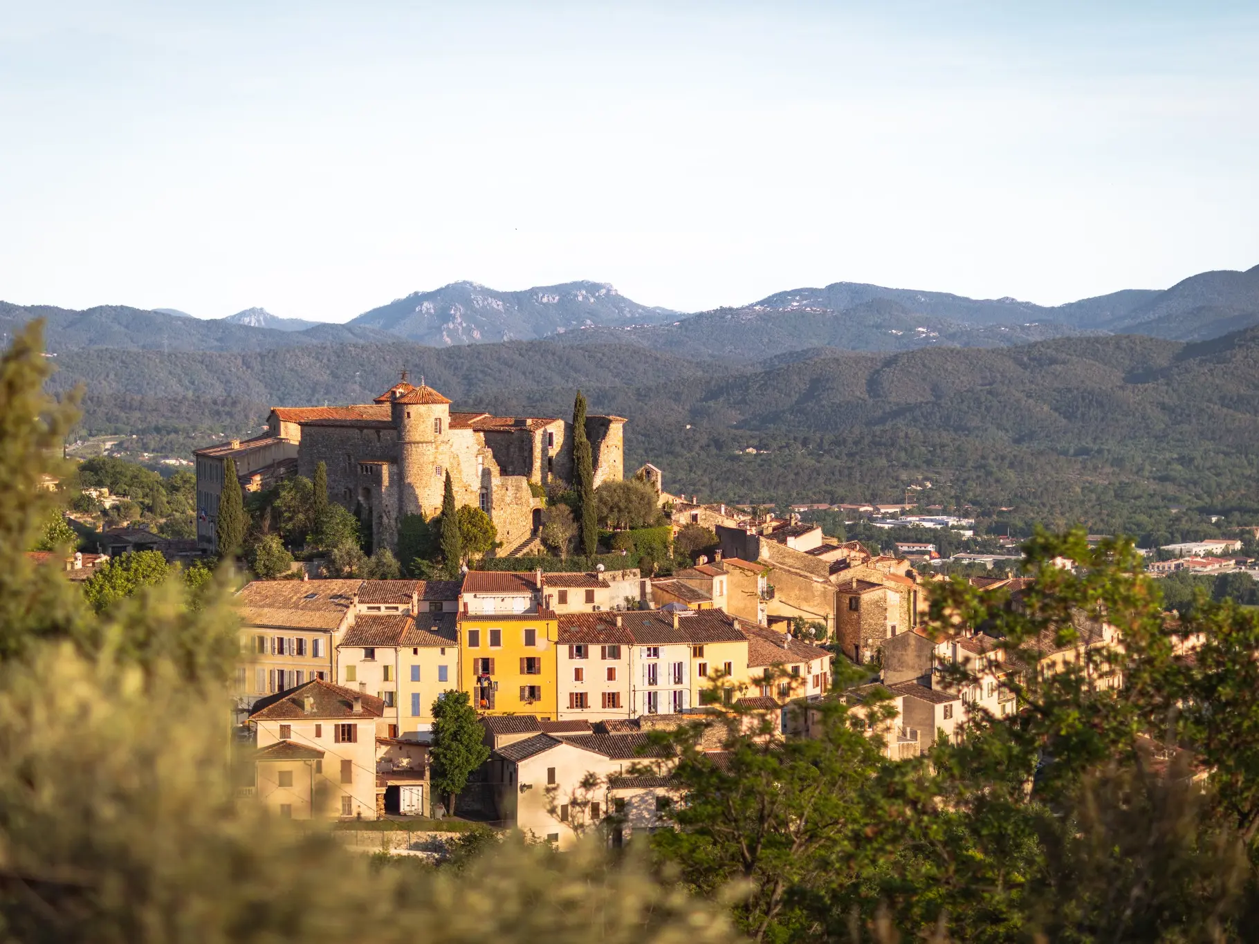 le village autour de son château