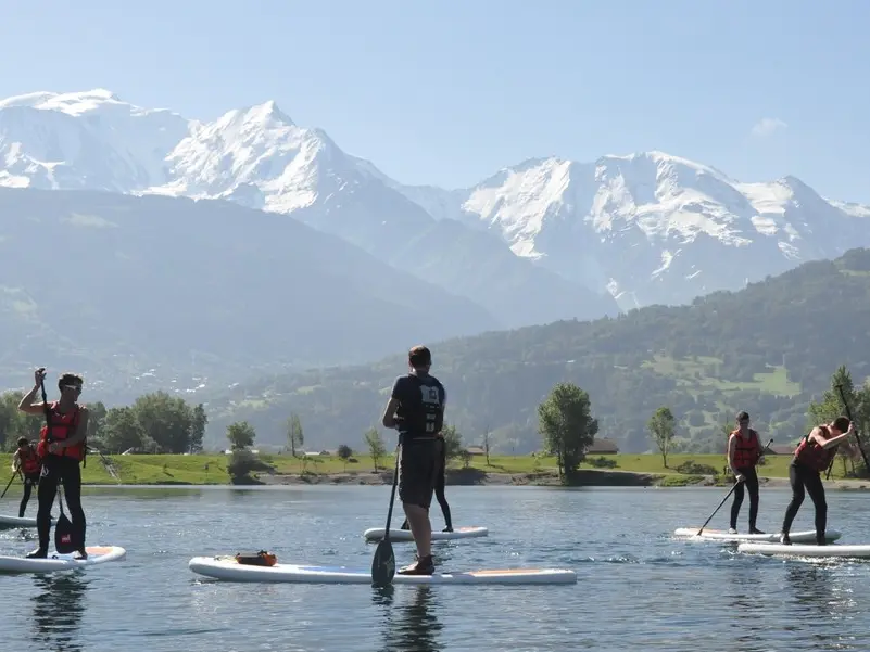 Personnes pratiquant du stand up paddle face au Mont Blanc