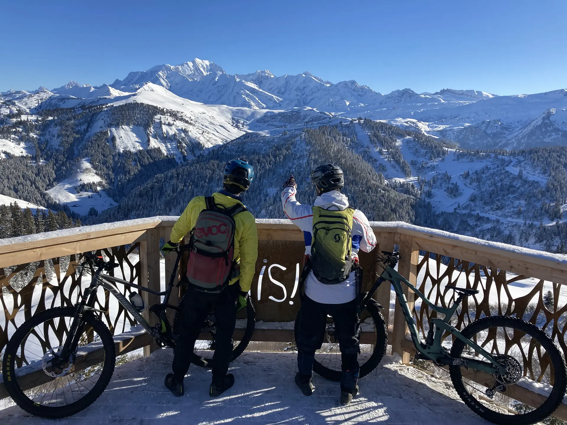 En VTT électrique avec un moniteur diplômé d'état