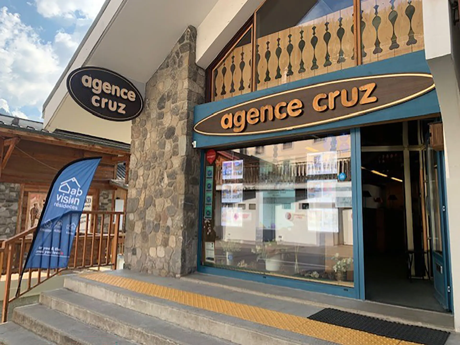 Vitrine et entrée de l'agence Alpvision Résidences / Agence Cruz_Châtel