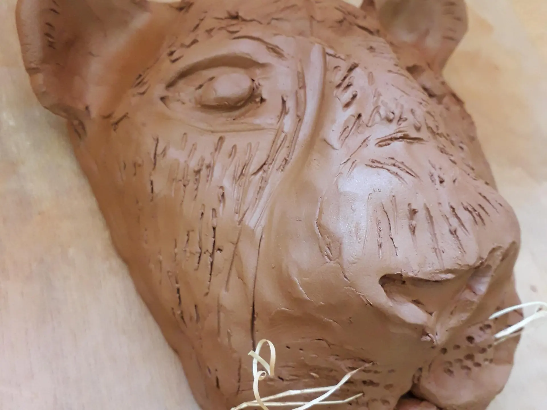 Modelage d'un lion en argile