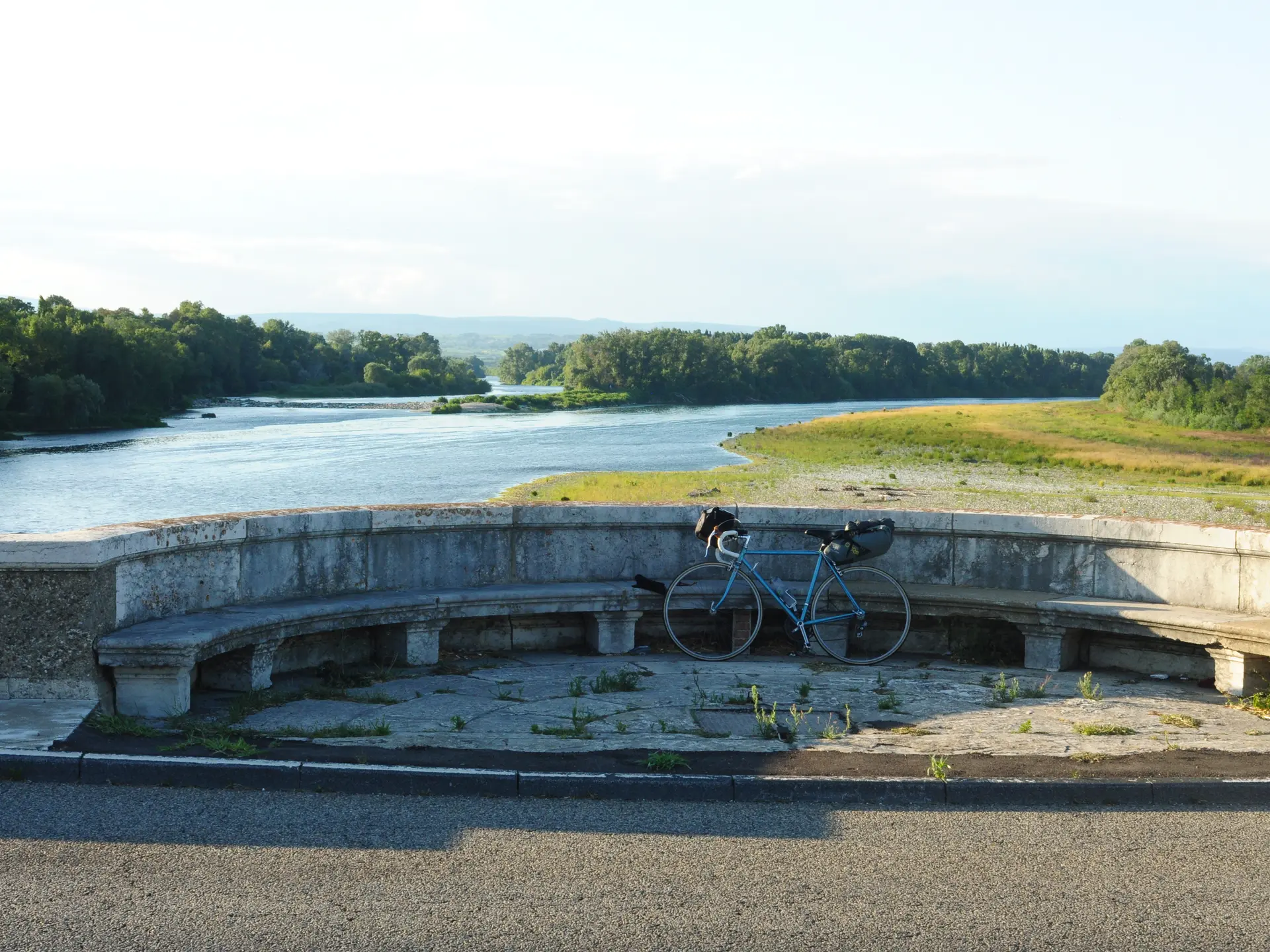 Le Rhône vu du vieux pont de Pont-Saint-Esprit