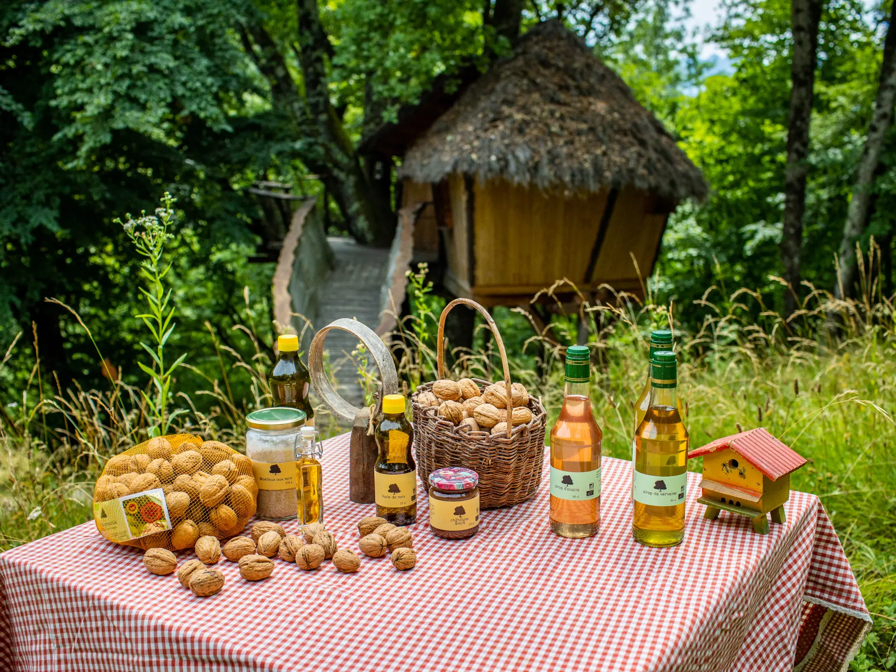 Les cabanes de Carpat proposent toute une gamme de produits cultivés sur place et en agriculture biologique. Produits autour de la noix, safran, plantes aromatiques