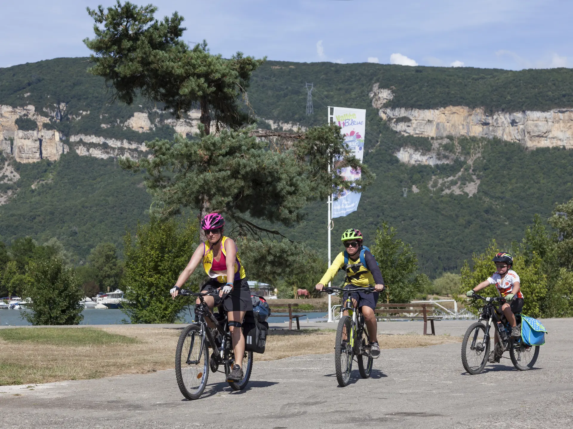 Cyclistes au départ de la Base de Loisirs de la Vallée Bleue - Balcons du Dauphiné - Isère