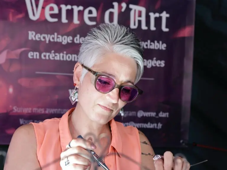Andreia Matos - Fileuse de verre au chalumeau spécialisé dans le recyclage de verre non recyclable