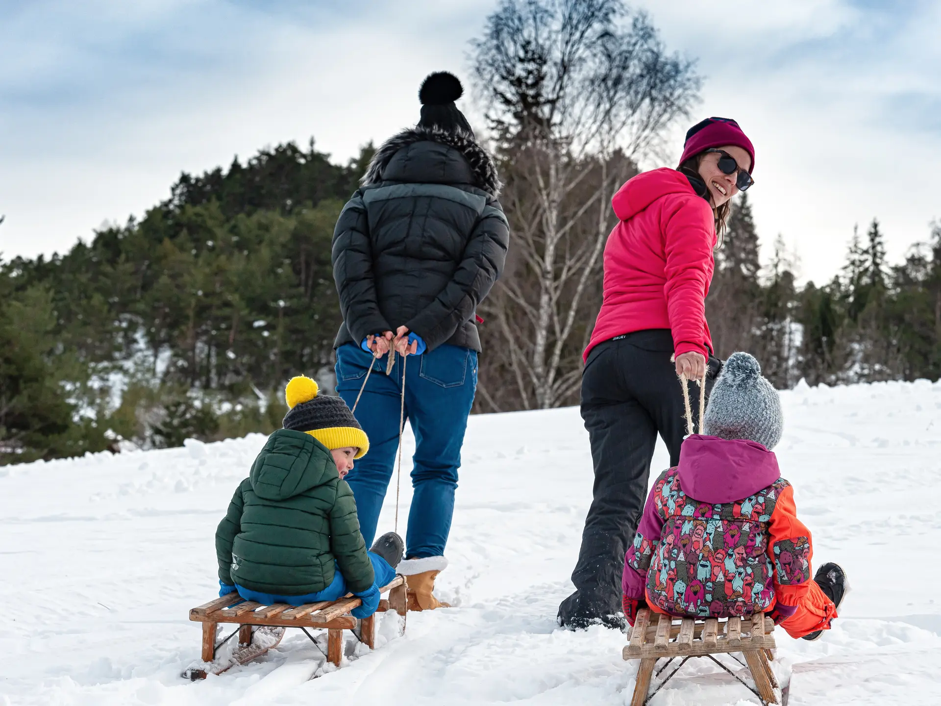 Enfants sur des luges