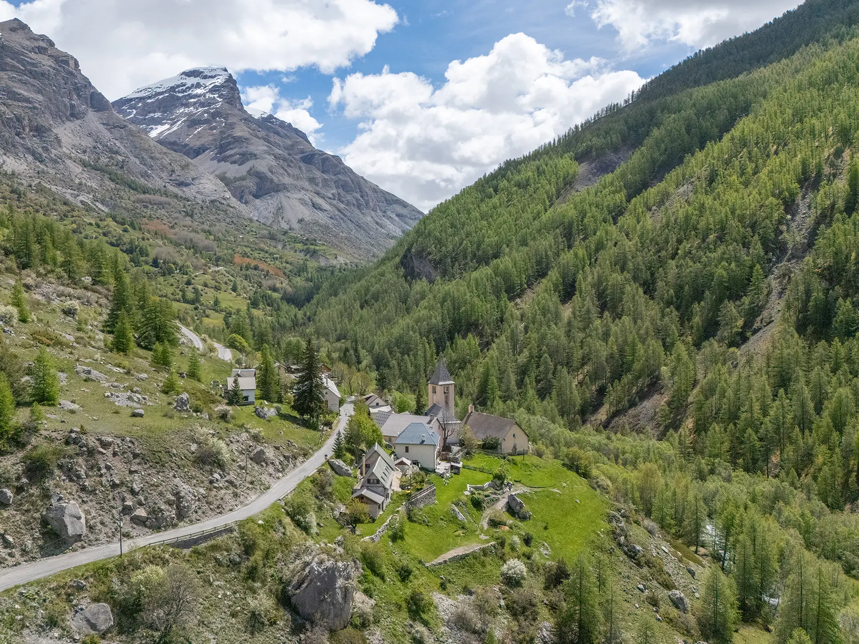 Route du col de la Cayolle dans le vallon du Bachelard