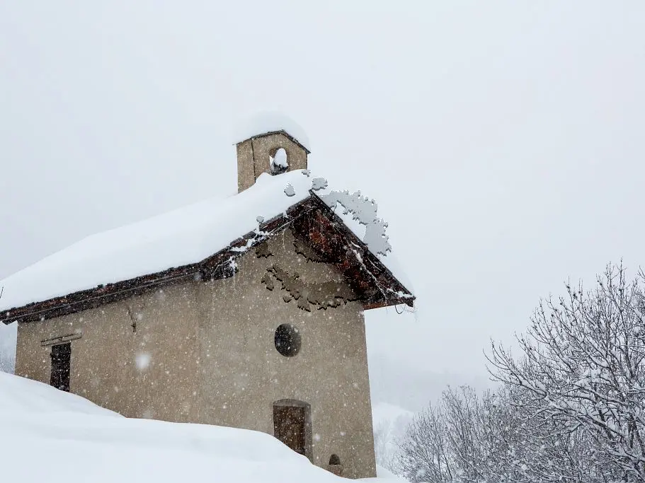 Village Puy-Saint-Vincent et chute de neige. Chapelle Saint Roch.