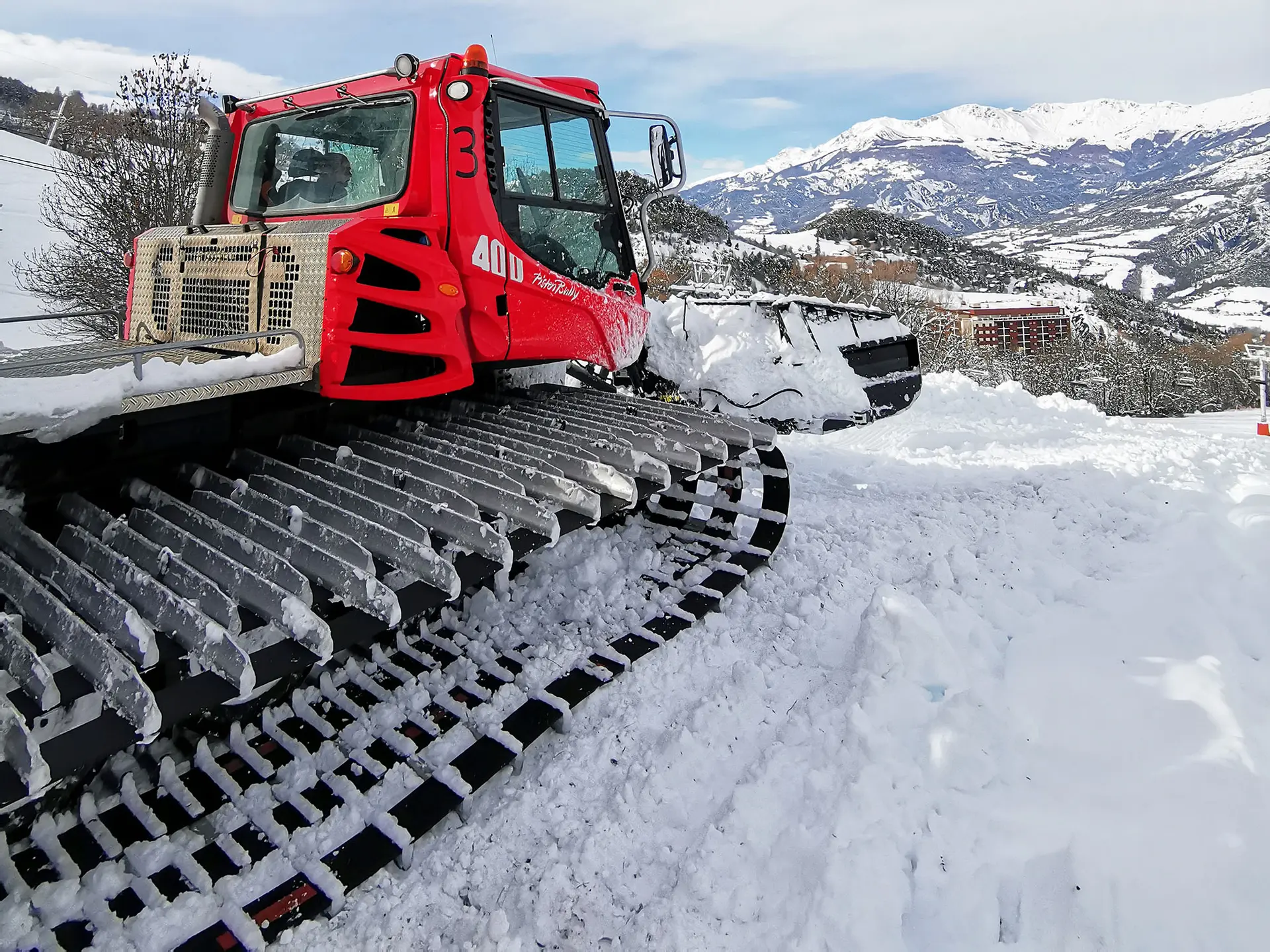 Dameuse sue le domaine skiable du Sauze