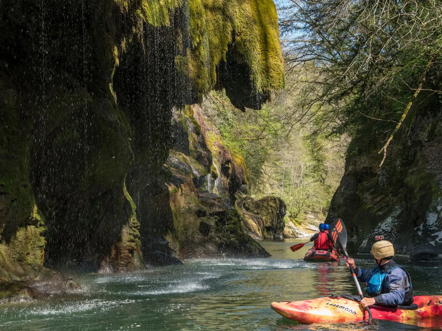 deux canorafts sur une rivière