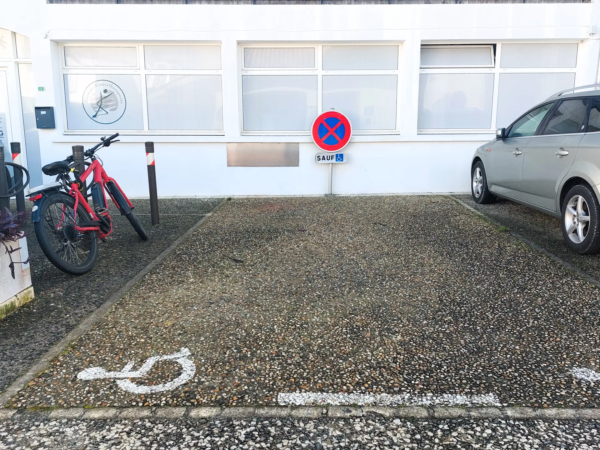 Parking PMR en face Bureau d'Accueil de Rivedoux-plage