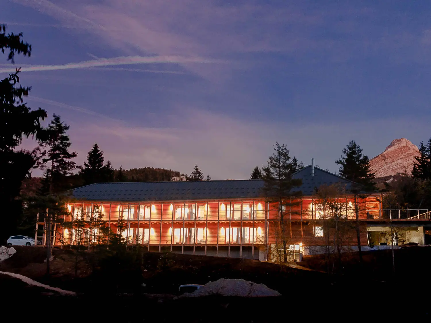 bâtiment éclairé de nuit