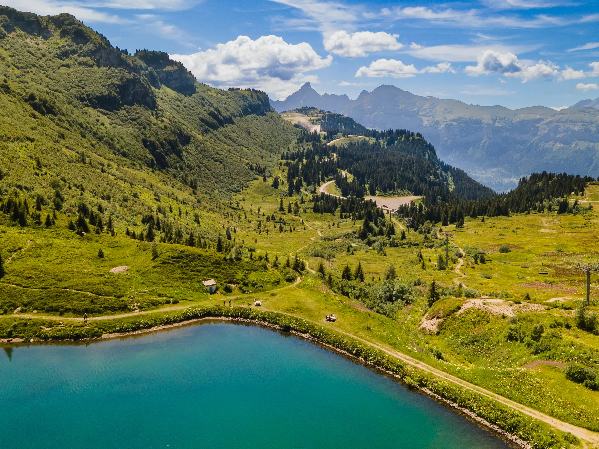 Vue en drone du lac de Vernant sur la chaîne de montagne des Aravis