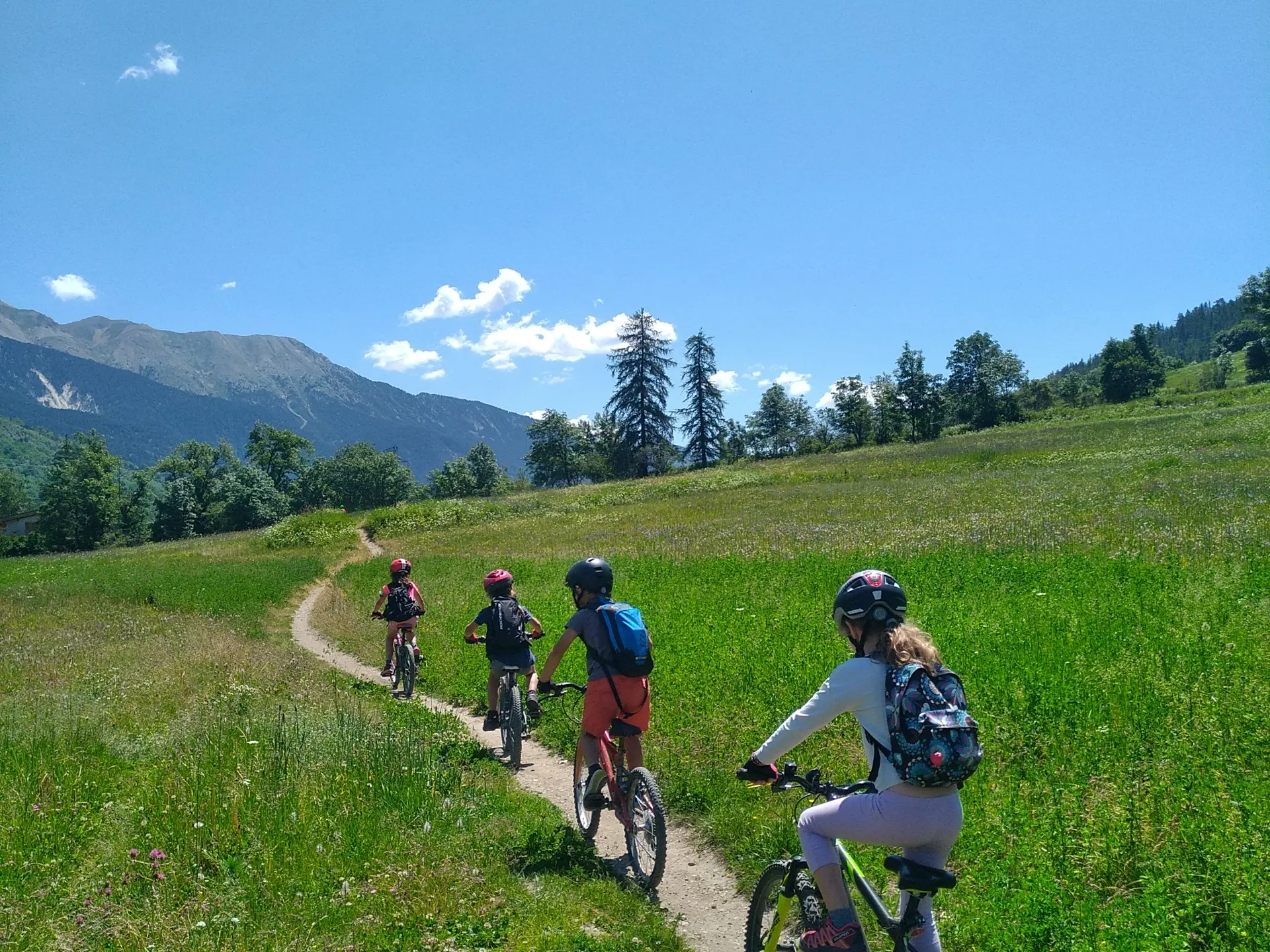 Balade familiale entre les prés