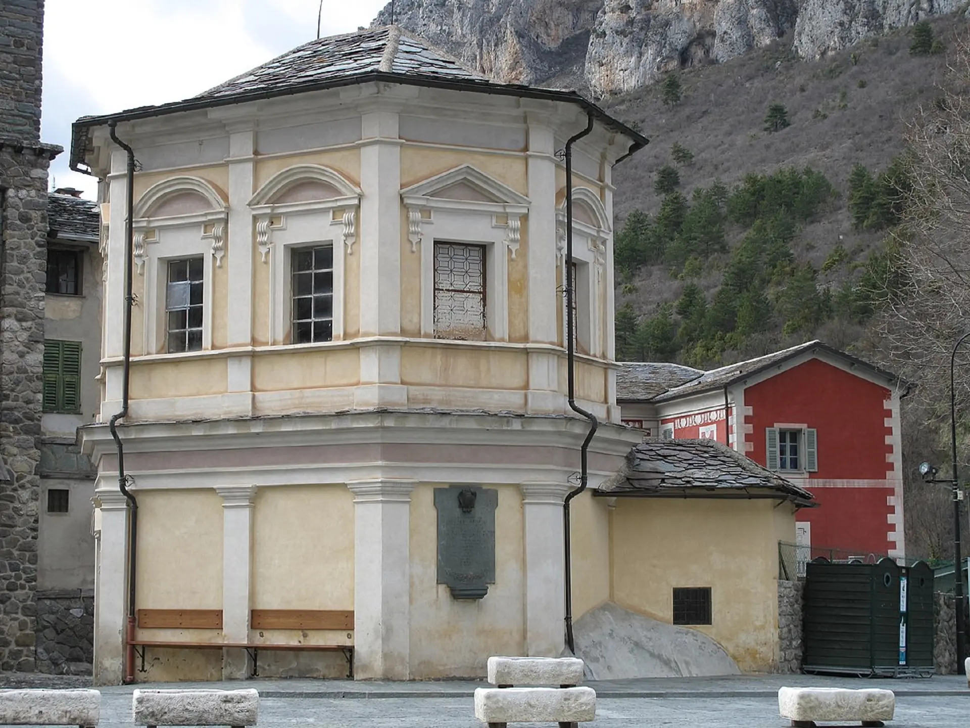 La chapelle octogonale et derrière le musée du patrimoine.