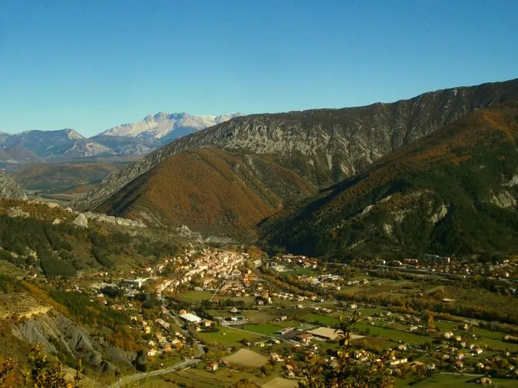 Vue sur Serres depuis le Rocher de Beaumont