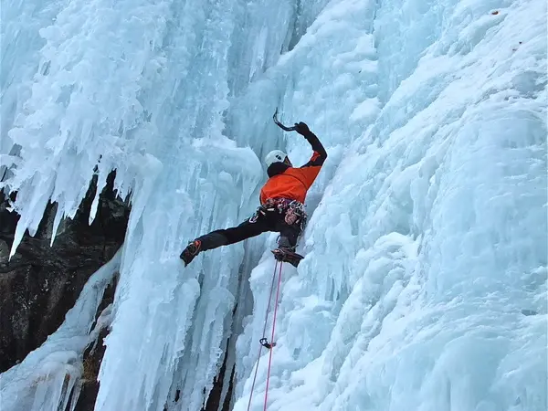 Cascade de glace dans le Champsaur, avec le Bureau des guides du Champsaur Valgaudemar