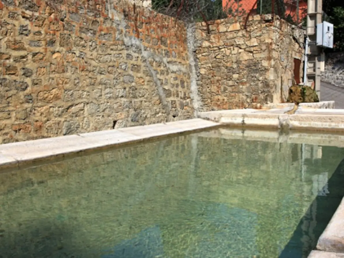 Fontaine lavoir de Bargemon en eau