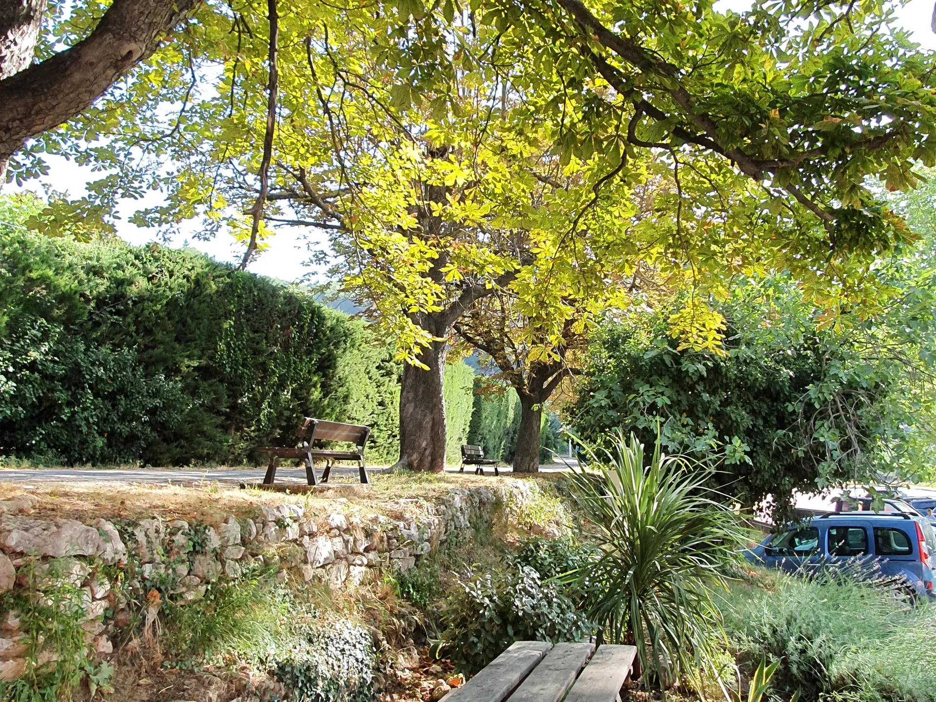 Table devant le Bureau d'Information Touristique