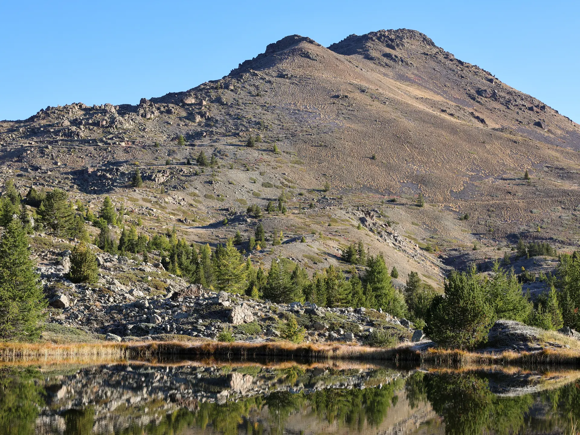 Le Chenaillet se reflétant dans le lac des Sarailles