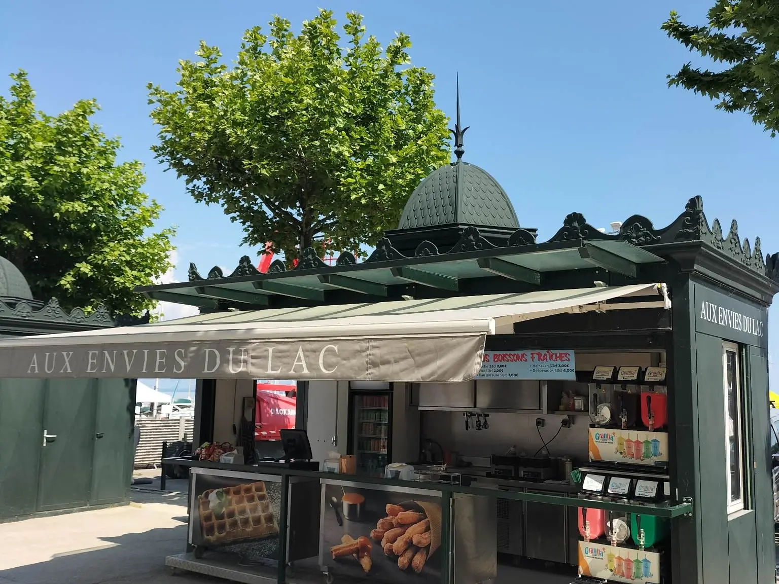Kiosque du port de Rives en été