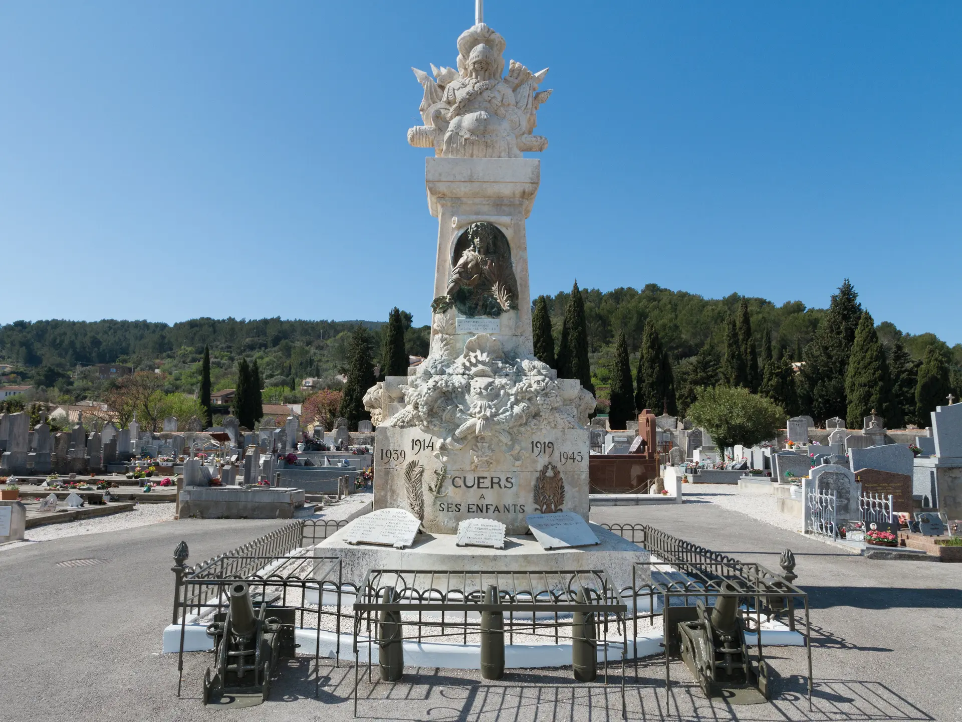 Le monument aux Morts du cimetière de Cuers