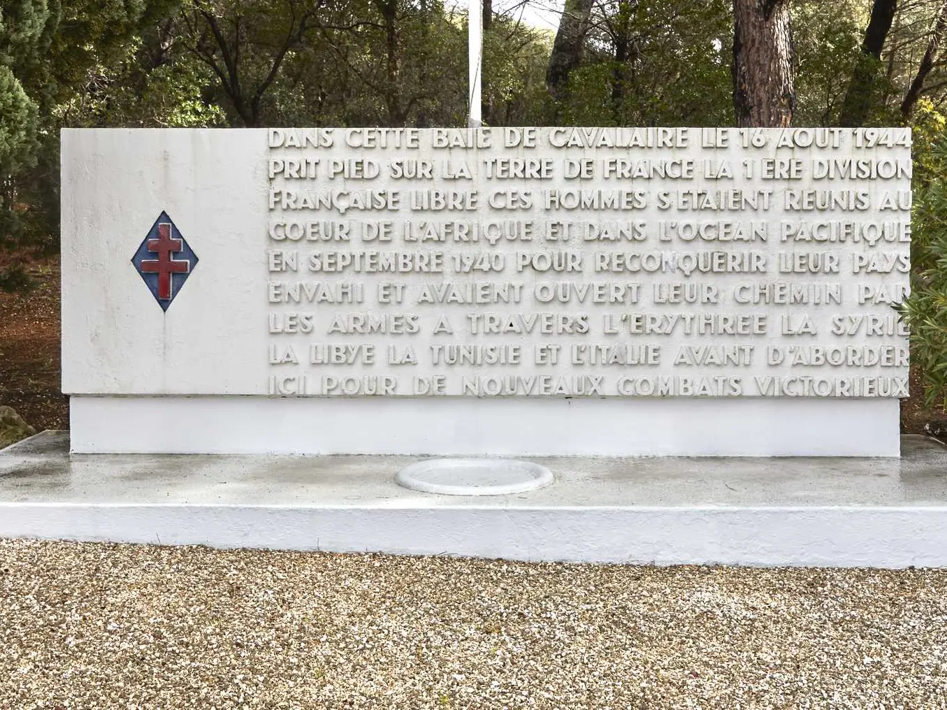 Stèle en l'honneur des armées qui ont libéré la Croix-Valmer