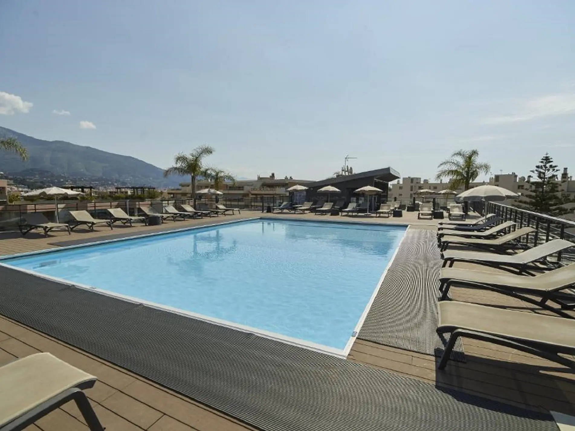 Piscine sur le toît de la résidence