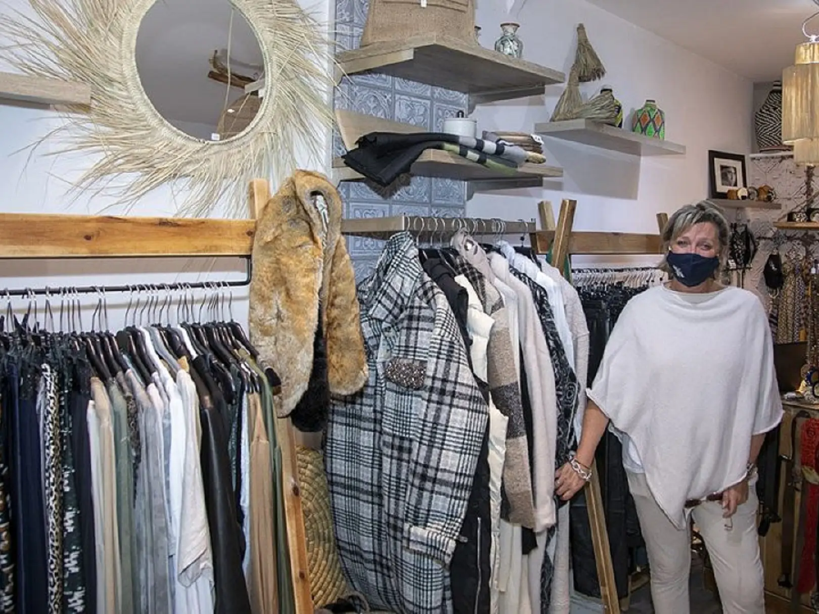 Intérieur du magasin de vêtements pour femmes