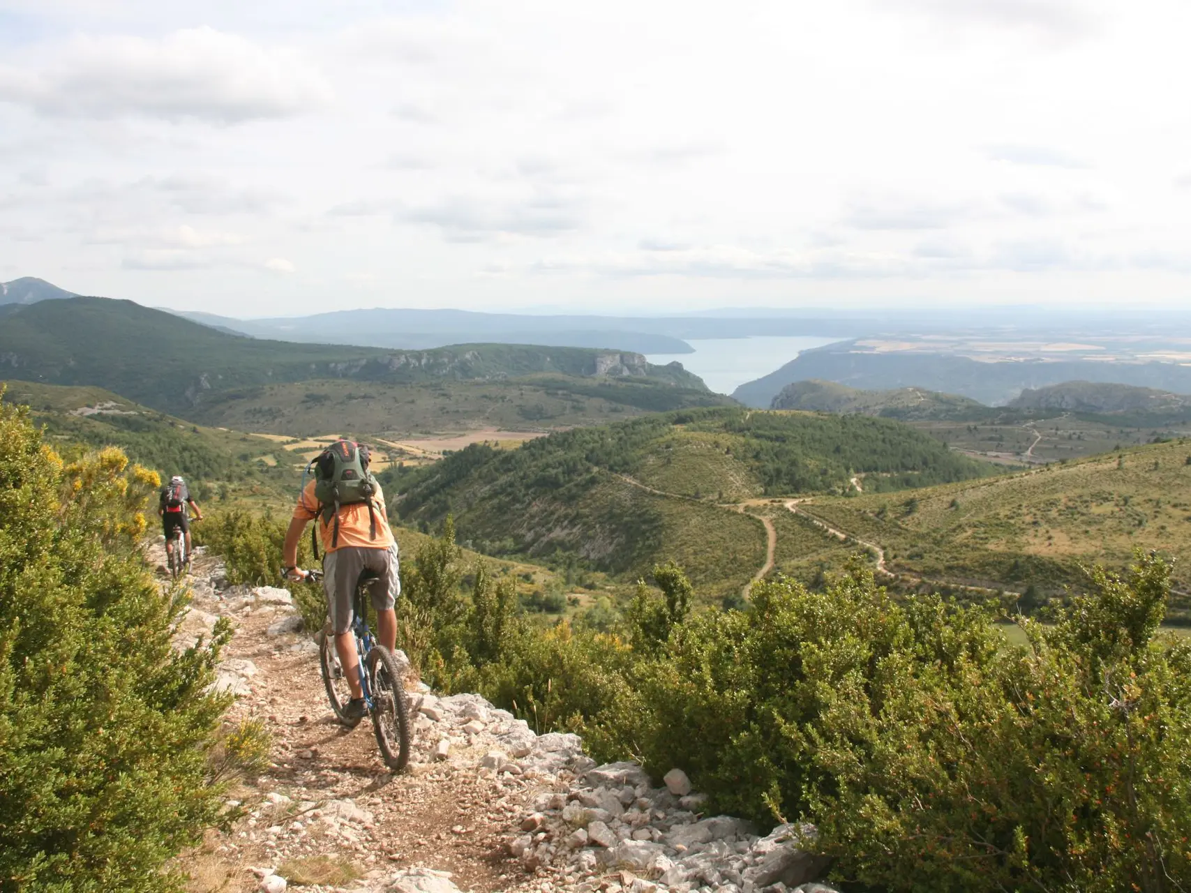 Descente sur Moustiers, avec vue spectaculaire sur la Provence
