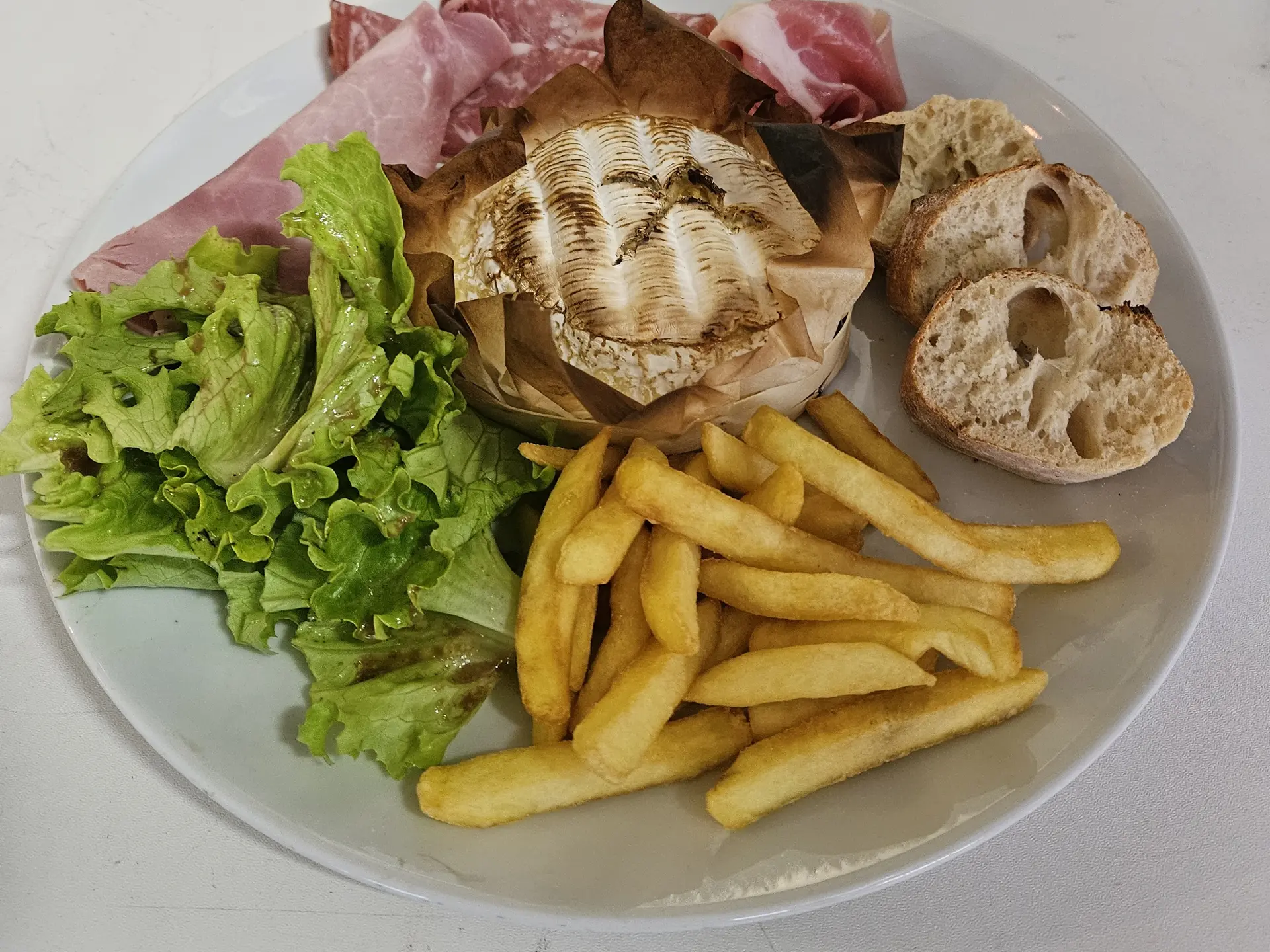 Camembert coulant avec sa charcuterie